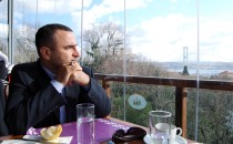 Çapraz Ateş Arasında Kalmak